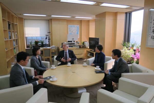 李钟宪秘书长会见韩中文化友好协会会长曲欢